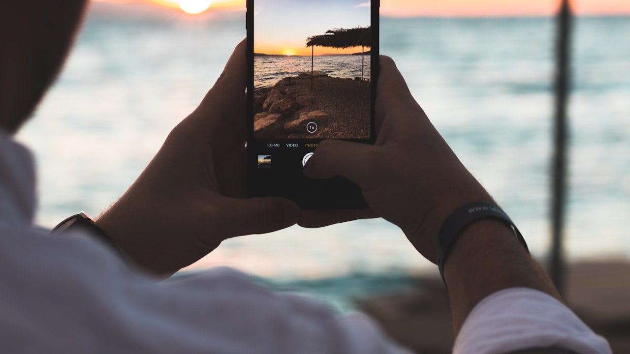 The Role of Strong Connectivity in Instant Photo Printers